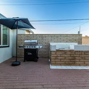 Apartment New Midtown Modern With Backyard