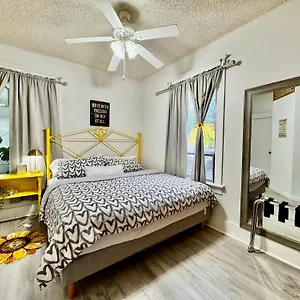 Holiday home With 2 Bedrooms A King Bed Queen Bed And An Extra Sofa Bed Located 10 Minutes From Seatac Airport And 20 Minutes From Downtown, Seattle