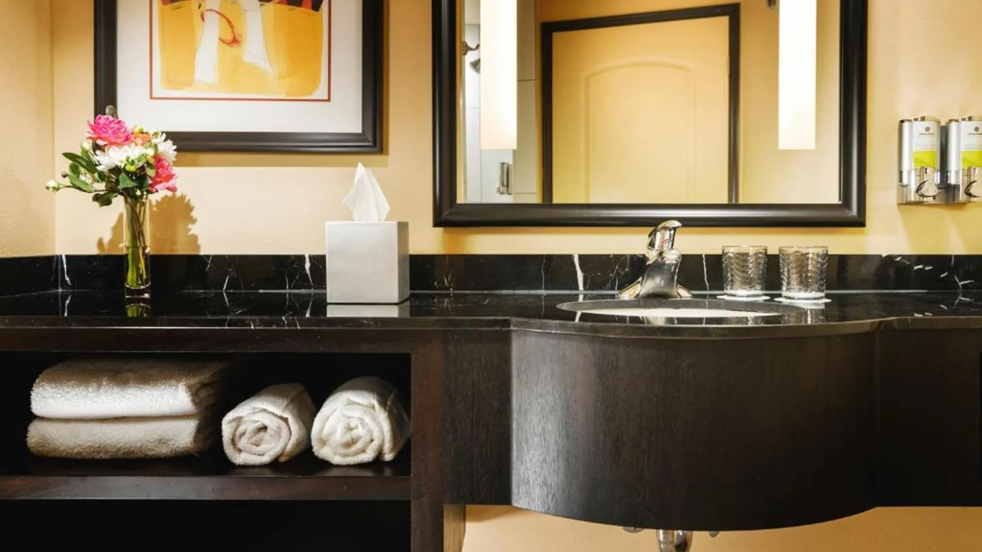 Hotel Staypineapple, The Maxwell Hotel, Seattle Center Seattle